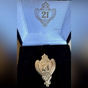 21 Royal Exclusive Disneyland Pin with gift bag